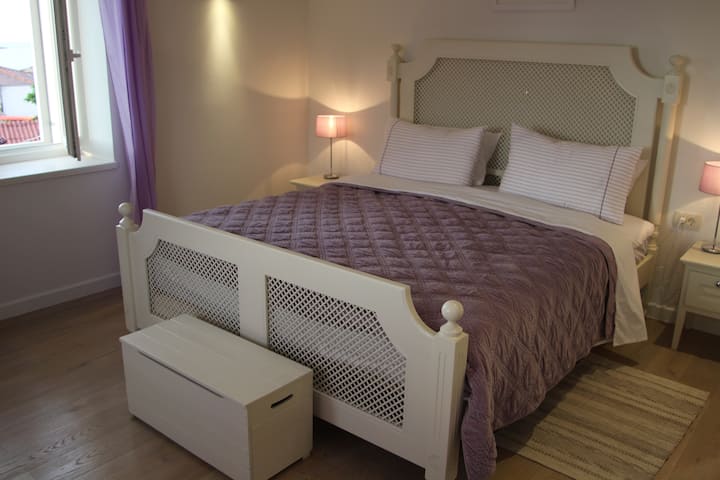 Hlavná spálňa má super-king-size posteľ s kvalitným matracom.  Je dvojitý aspekt s tromi veľkými oknami, takže má výhľad na more a záliv Vis.