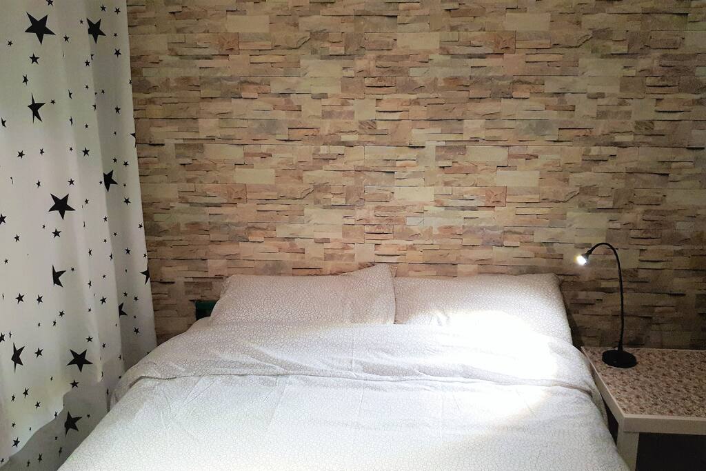 퀸 사이즈 침대에서 편하게 주무세요.
Sleep comfortably in a queen size bed.