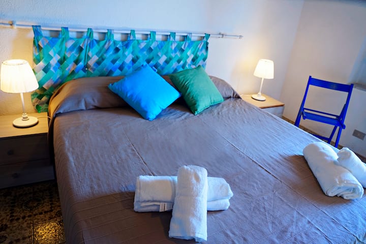 חדר זוגי "גל כחול" עם נוף לים במרפסת