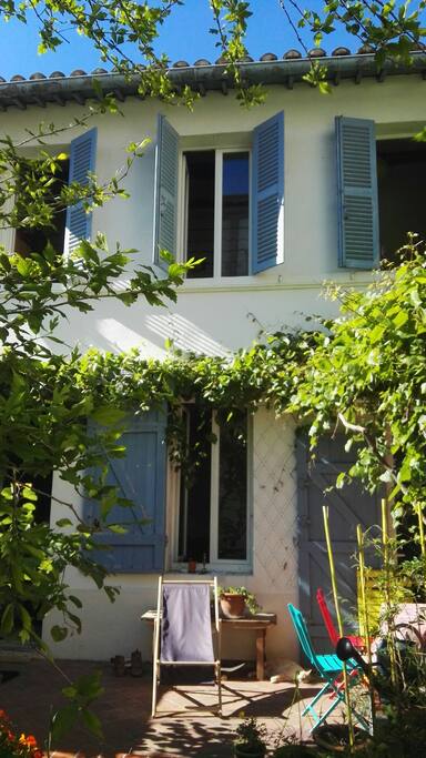 façade de la maison : vigne vierge et volets bleus