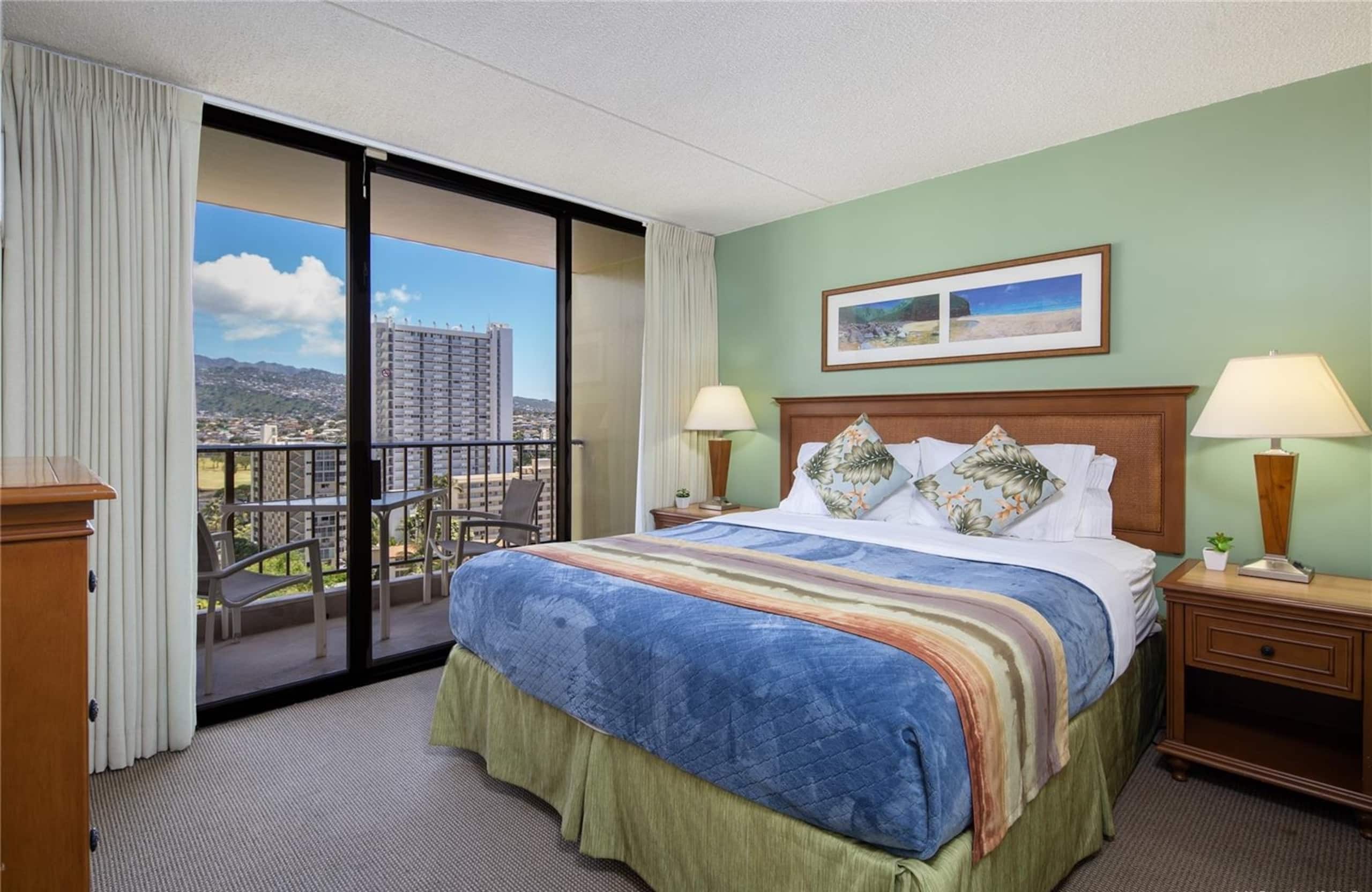 Condo in Honolulu · ★4.53 · 1 bedroom · 3 beds · 1 shared bath - Image 4