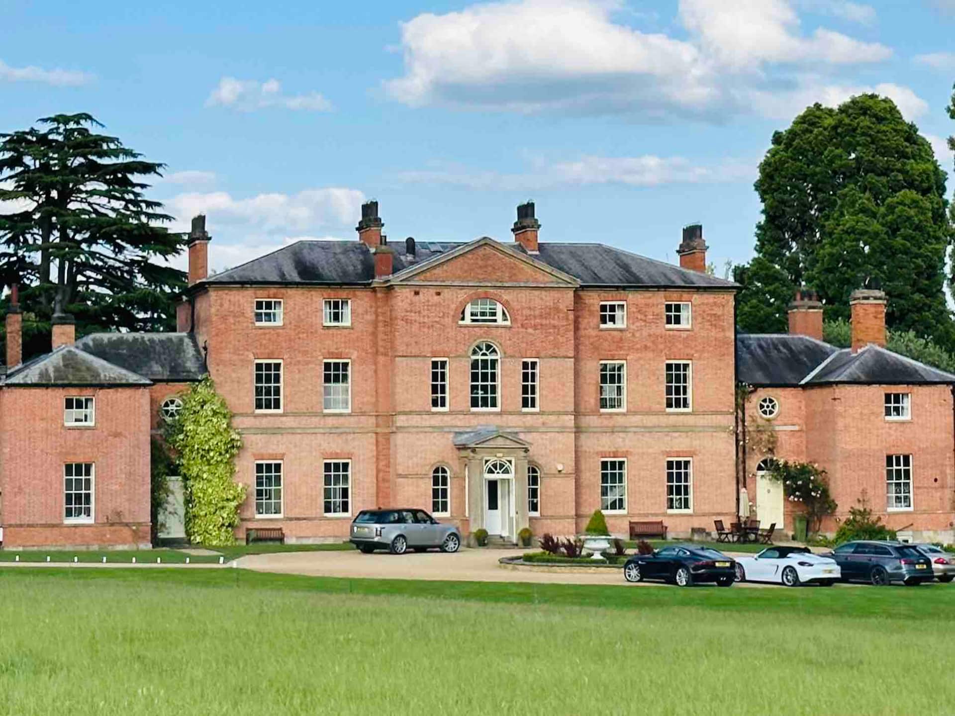 Stunning Countryside Manor — Hot Tub & Parking