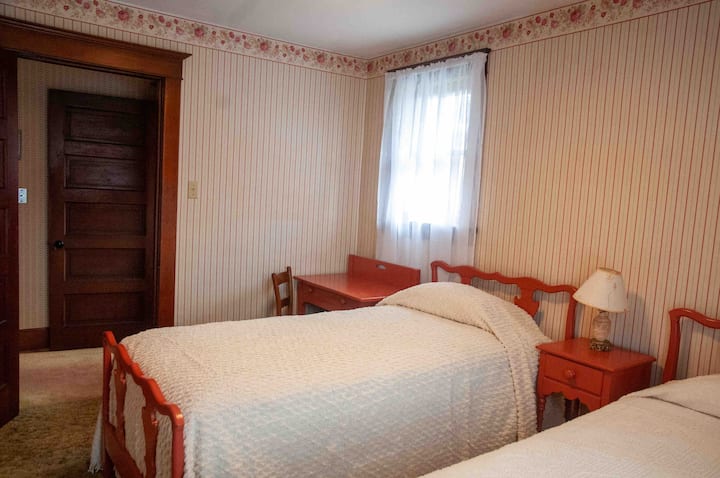 Kjo ishte dhoma e djemve, djemtë e rritur prej kohësh që më shitën këtë thesar nga
pasuria e prindërve të tyre. Kjo ishte tavolina ku ata bënin detyrat e shtëpisë. 