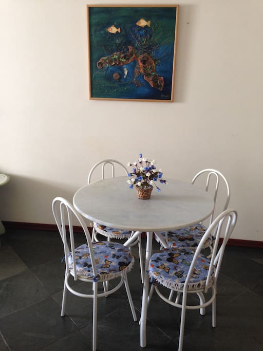A mesa da sala