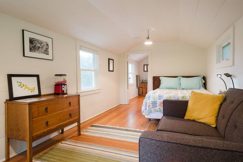 Small lovely space... romantic as heck...looking into space from front door