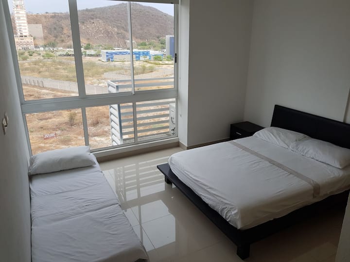 Habitación # 1. Cama doble y cama sencilla con baño privado con ducha.