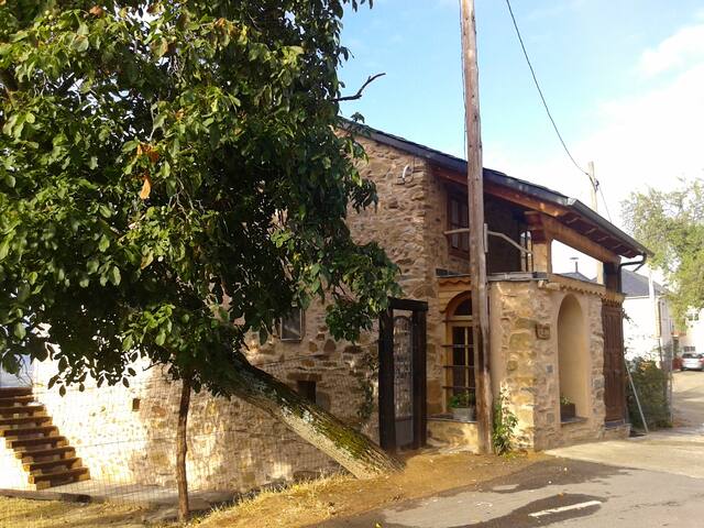Large garden house, small town. Bierzo, León.