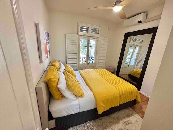 Dormitorio principal, cama tamaño queen, armario y balcón. 
Aire acondicionado 
