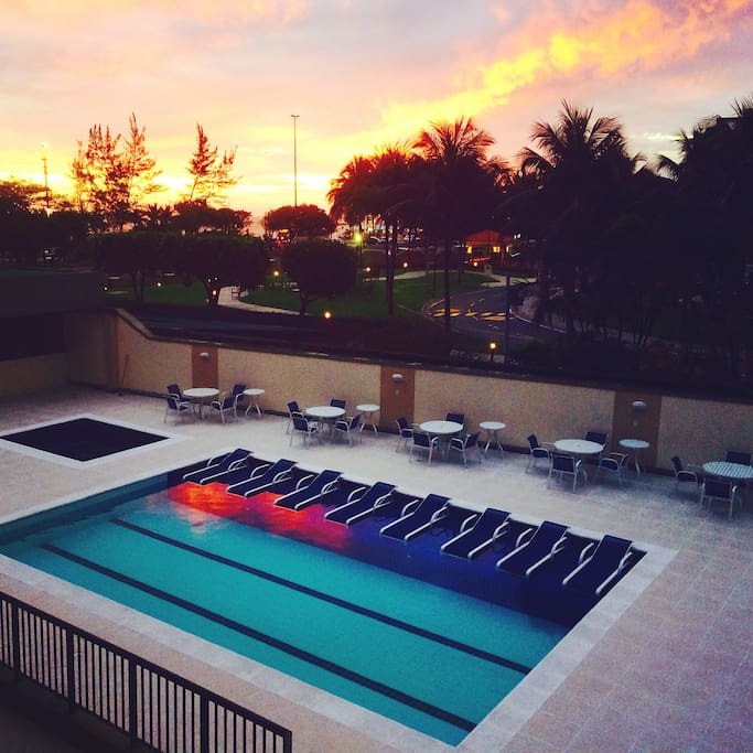 Varanda grande com frente para a Piscina com serviço de bar.