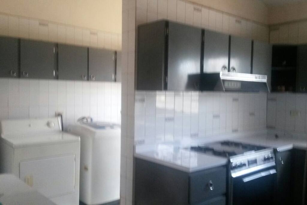 Cocina y área de lavandería