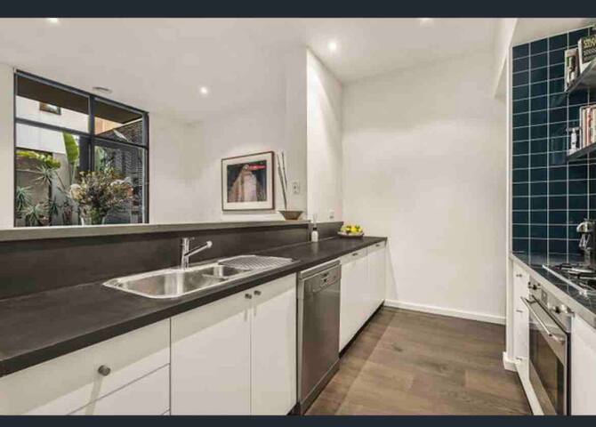 Modern South Melbourne Town House. gallery image 4