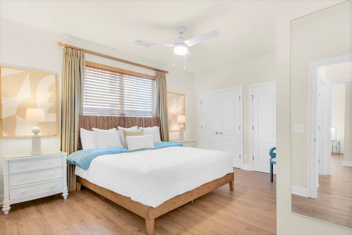 Втори етаж.  Спалня 5.  Снимка 1. Супер луксозен апартамент със самостоятелна баня и телевизор на стената.