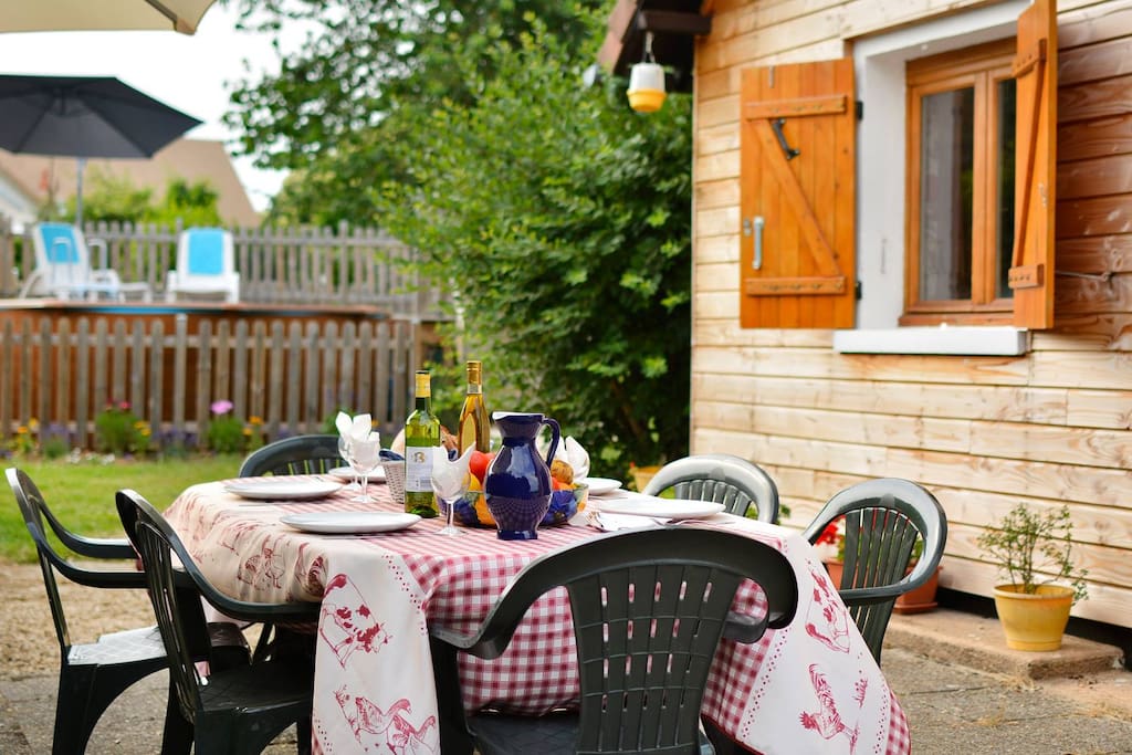 Terras aan de zijkant, leidt naar de achtertuin en zwembad