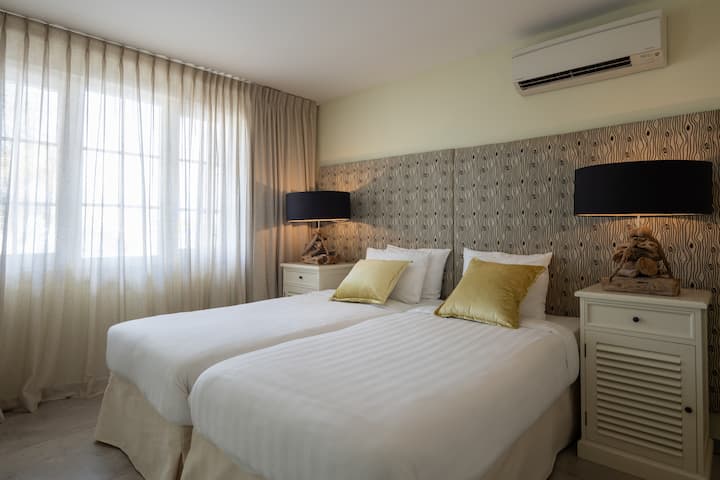 Violet Blossom ni fleti iliyosafishwa yenye vyumba vitatu vya kulala kwa wageni 5. Vyumba vyote vya kulala vina viyoyozi na fleti ina mabafu mawili mazuri yenye mabafu ya maji ya joto.