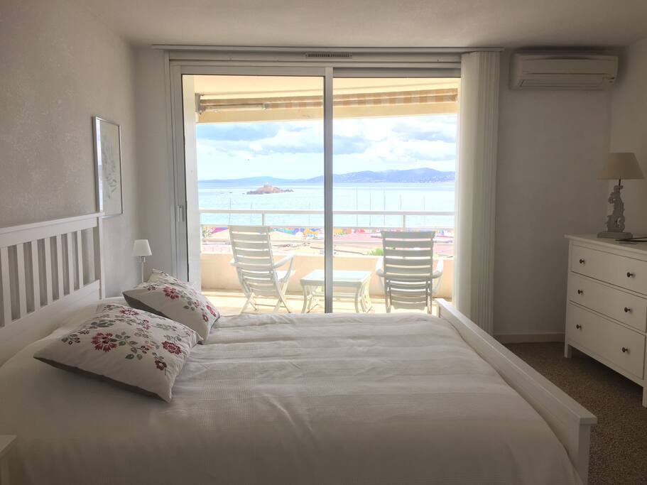 The master bedroom with view of the sea.
La chambre principal avec lvue sur la mer