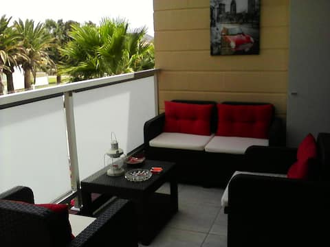 Moderno, piscina , párking y wifi .