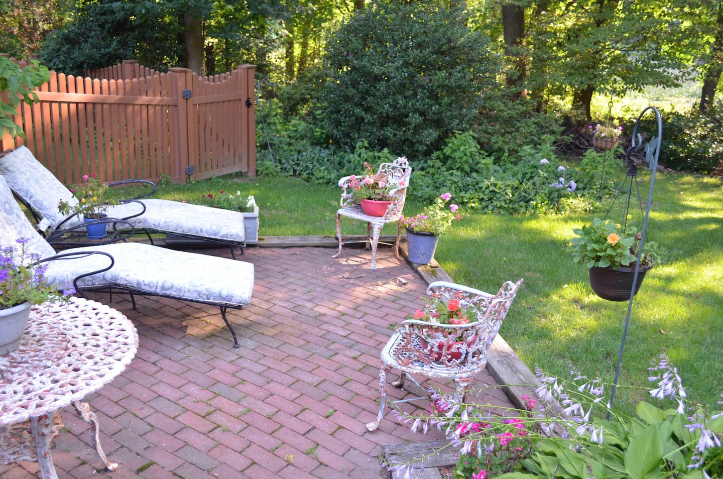 Leafy Setting
