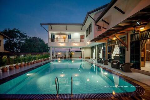Kluang Swimming Pool Homestay's first villa vacation home. Large swimming pool😍