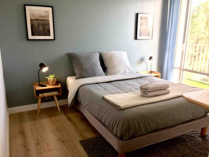 Première chambre ambiance scandinave. Vue sur le balcon et les arbres. Literie haut de gamme ( matelas ressorts ensachés ). Votre lit sera préparé à votre arrivée.