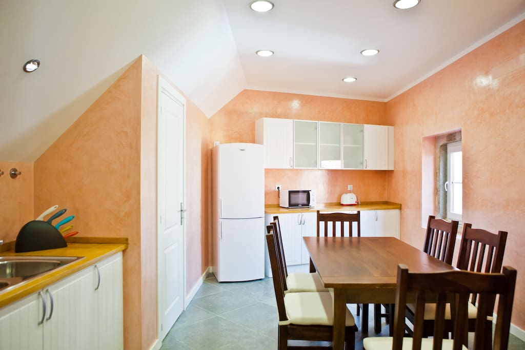 Fully-equipped kitchen w/ dining table
