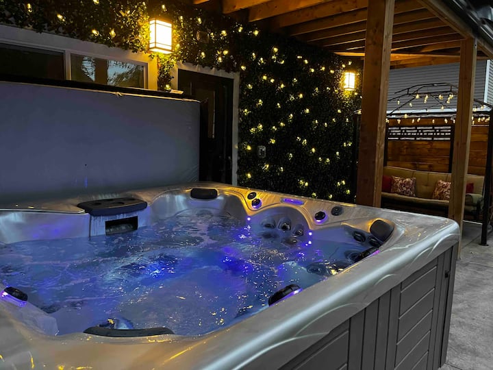 *Luxury Suite with Hot Tub-4mins To The Falls*