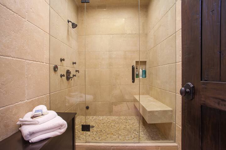 2 BR Mediterranean Oasis Sleeps 6! gallery image 3