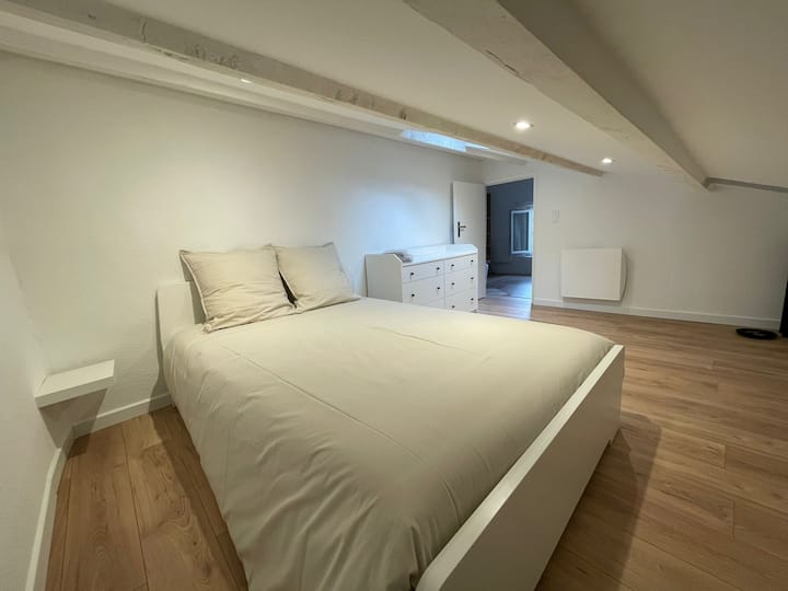 Mezzanine:
Sleeping #3: Bed 2 pers 140
Komoda 
Zatvorena spavaća soba s vratima