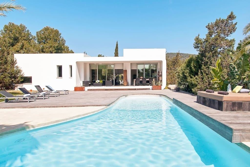 fachada y piscina