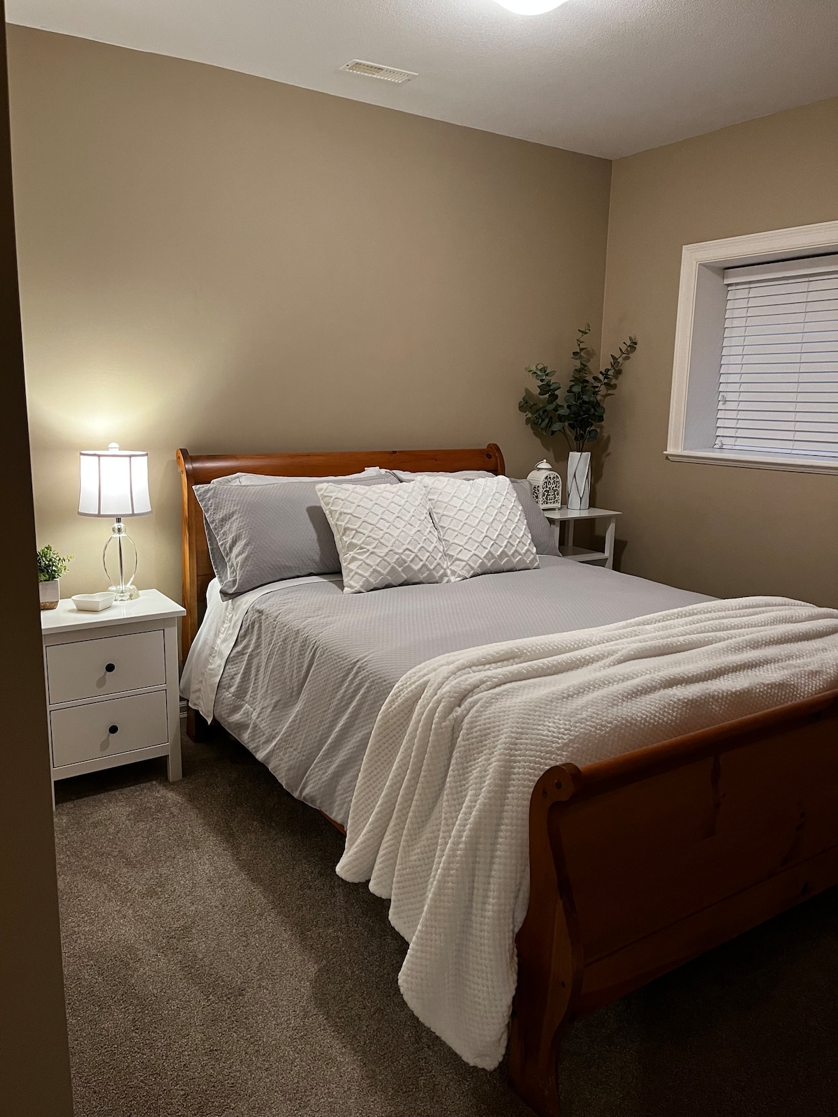 Vrlo udoban bračni krevet (160x200)! Pomoćni stolić s praktičnom utičnicom iza. Ako ste zaboravili punjač, u gornjoj ladici nalazi se punjač za telefon s iznimno dugim kabelom. 