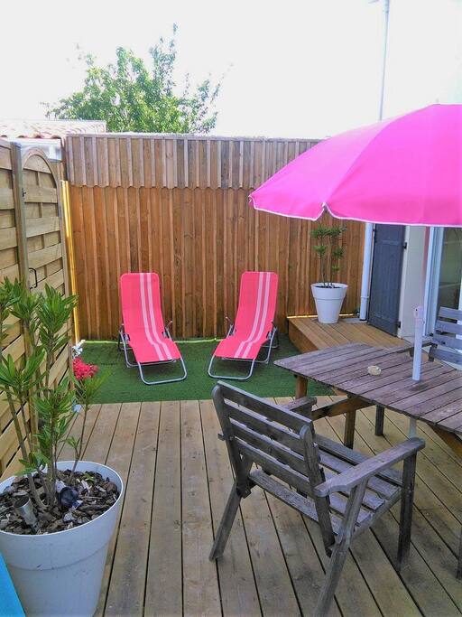 Terrasse côté Ouest+ jardinet