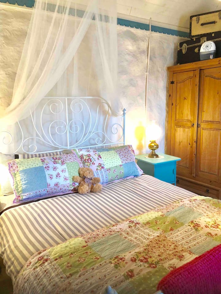 Traditional bedroom 