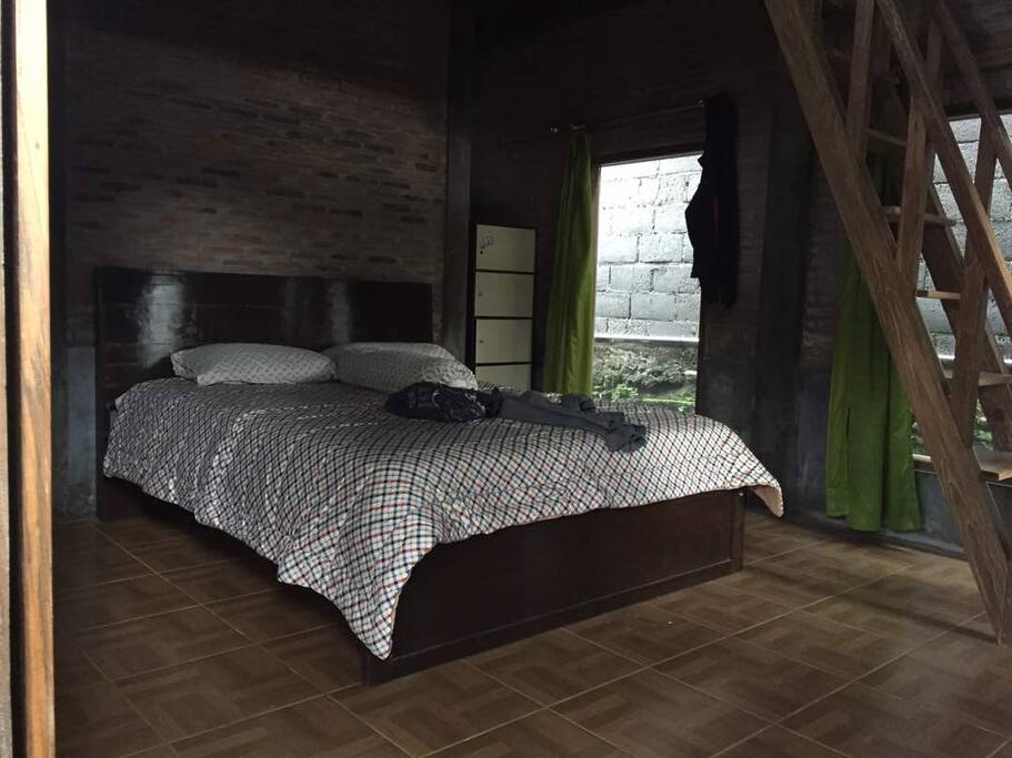 Queen bed on ground floor.
Tempat tidur besar di lantai satu.