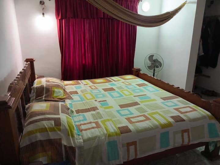 Მთავარი ოთახი საწოლითა და ცალკე სააბაზანოთი