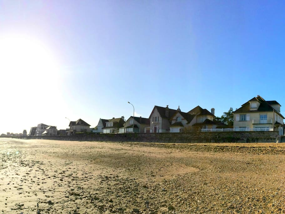 Maison vue de la plage (tout à droite)