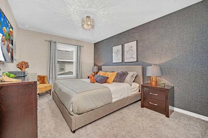 Este king master en suite se encuentra en el segundo piso. Es el clásico Rey León temático con fotos enmarcadas de los personajes, una silla de esquina de terciopelo y una sensación madura, pero divertida. La suite tiene un baño conectado con ducha de pie.