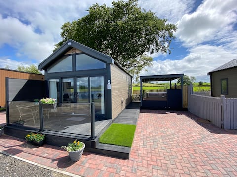 Pod 5-Luxury Lakeside Glamping Pod With Hot Tub.