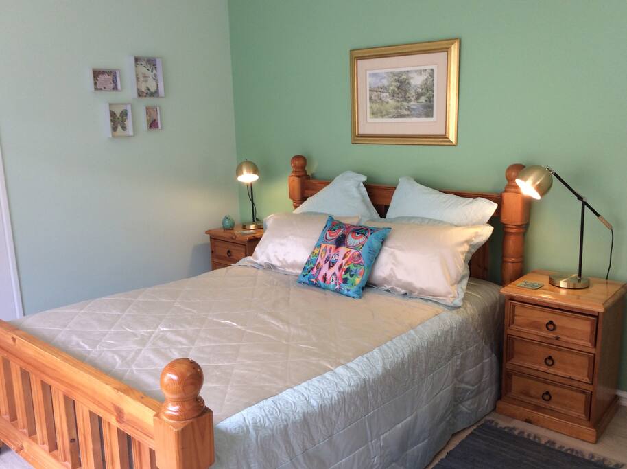 Tranquil decor and plenty of comfy pillows