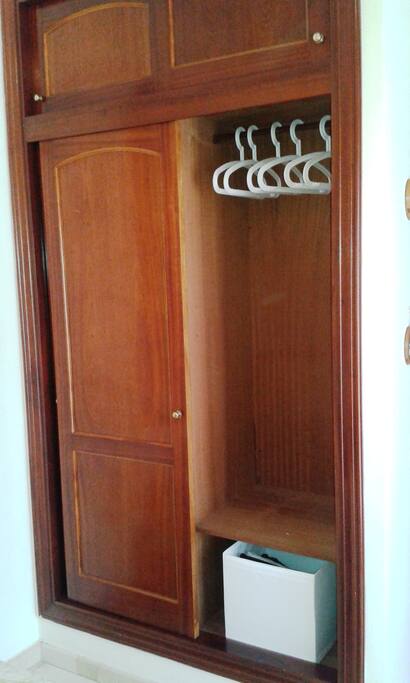 Amplio armario en la habitación