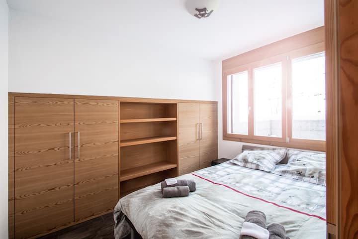 Спална соба1 (голем брачен кревет (широк 150-179 см)