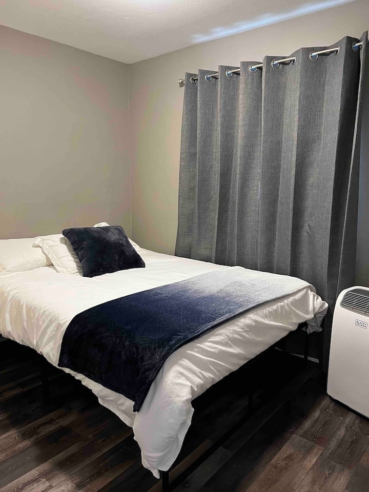 ห้องนอนที่ 2 มีที่นอนเมมโมรี่โฟมควีนตู้เสื้อผ้าขนาดใหญ่และโคมไฟข้างเตียงแบบหรี่ไฟได้ 