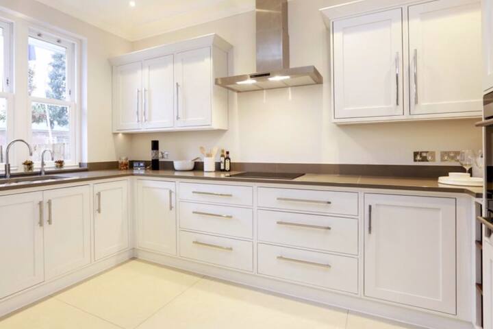 Beautiful modern townhouse in Putney Heath gallery image 3