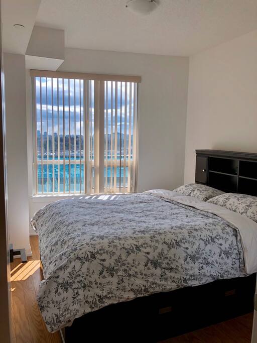 Bedroom with clean and fresh sheets and pillows.