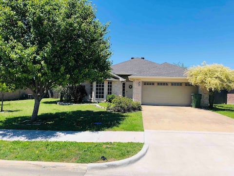 Gorgeous 4 bedroom 2 bath with back yard Spacious