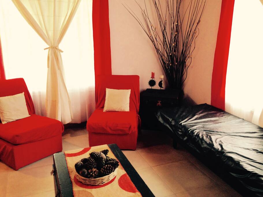 Living con sofá cama y cama adicional