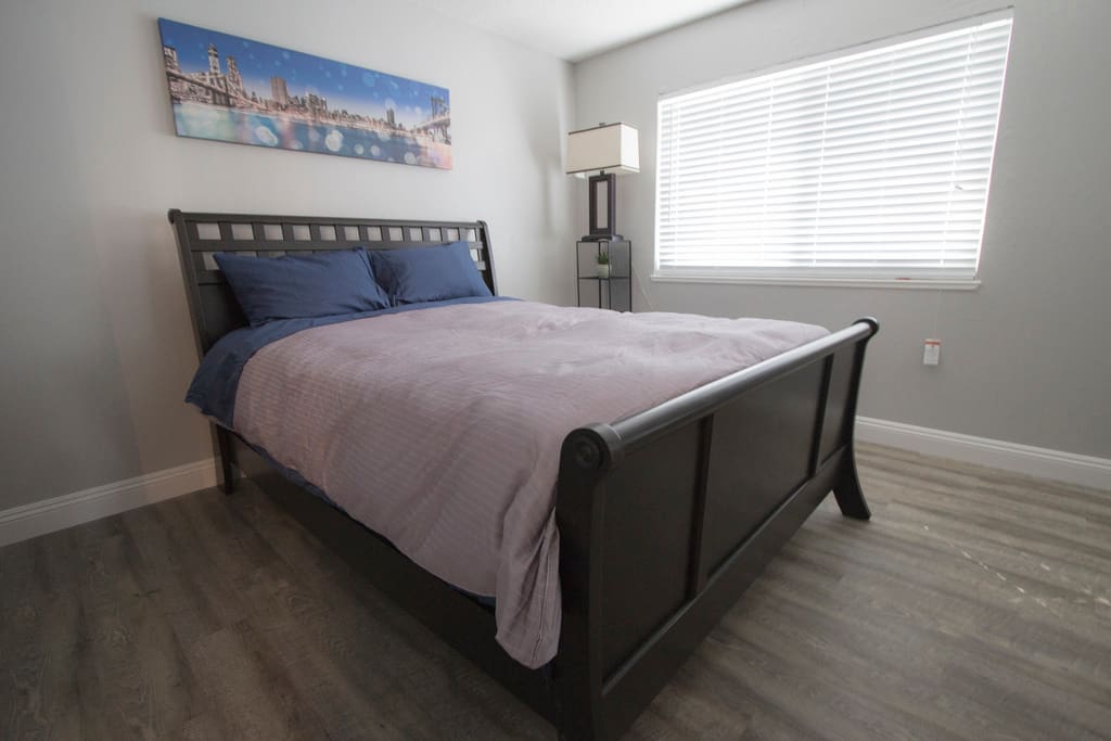 Bedroom, Queen bed
