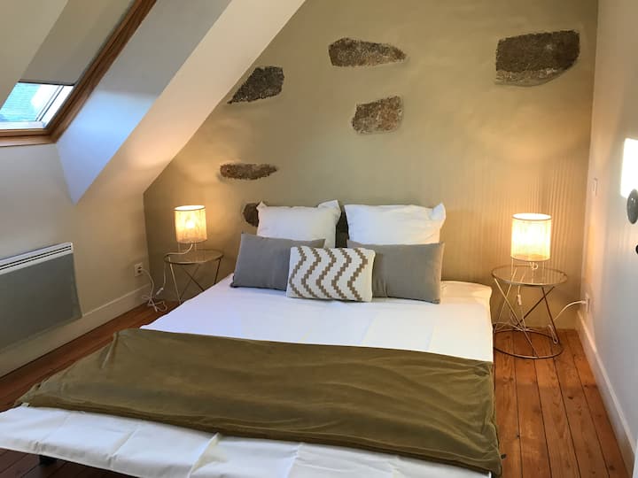 الطابق الثاني 
غرفة نوم بسرير بحجم كبير (160)