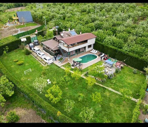 Green Garden Farmhouse with Hot Pool