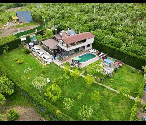 Green Garden Farmhouse with Hot Pool