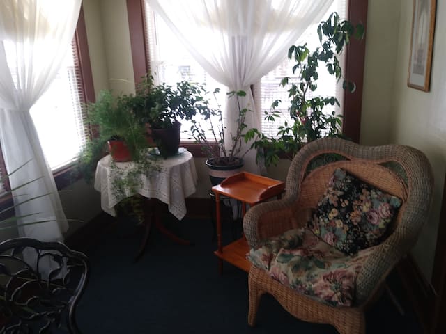 Peaceful, spacious apartment. Non-smoking.