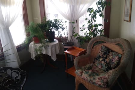 Peaceful, spacious apartment. Non-smoking.